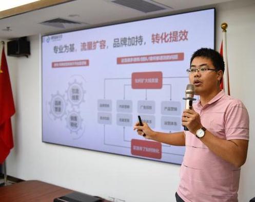 構(gòu)建數(shù)字化轉(zhuǎn)型的雙翼 計(jì)算機(jī)軟硬件零售與信息技術(shù)服務(wù)的協(xié)同發(fā)展